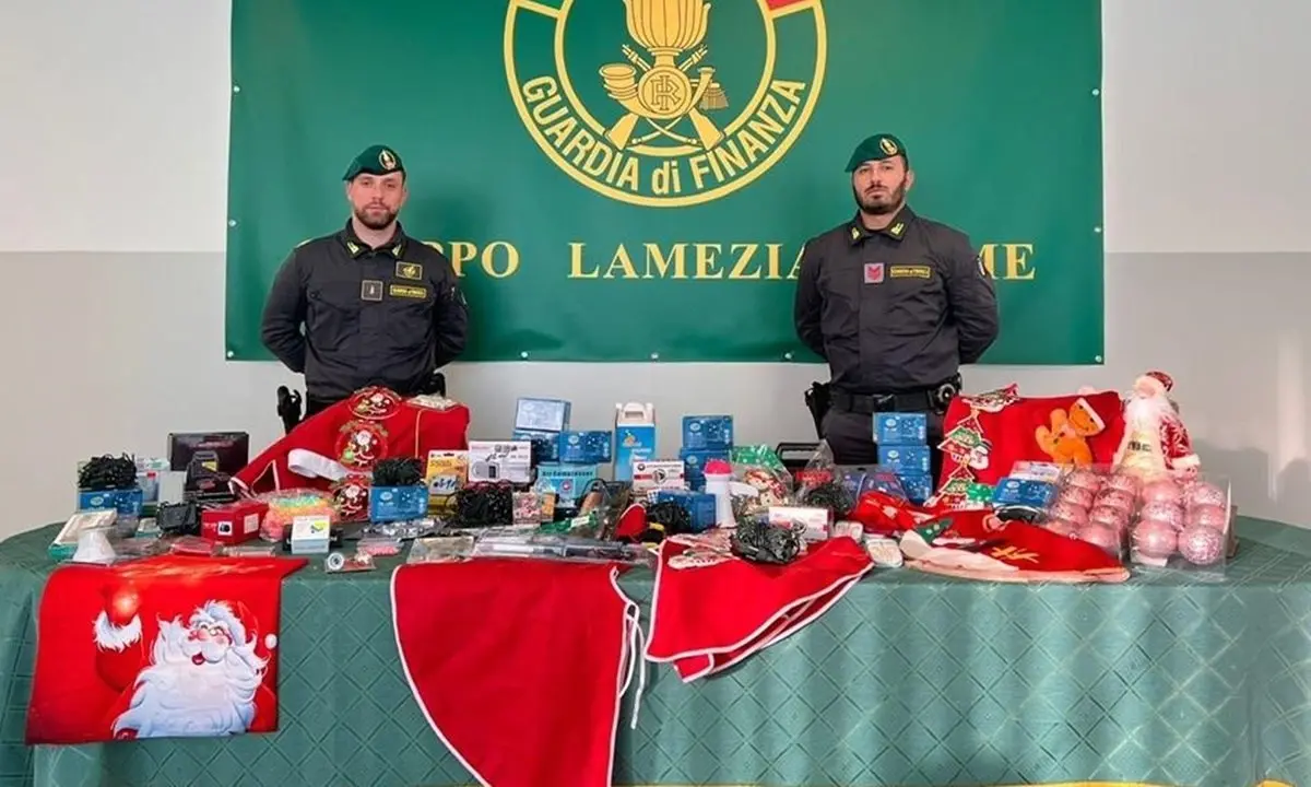 Lamezia, sequestrati addobbi natalizi e articoli per la casa non sicuri per oltre 200mila euro