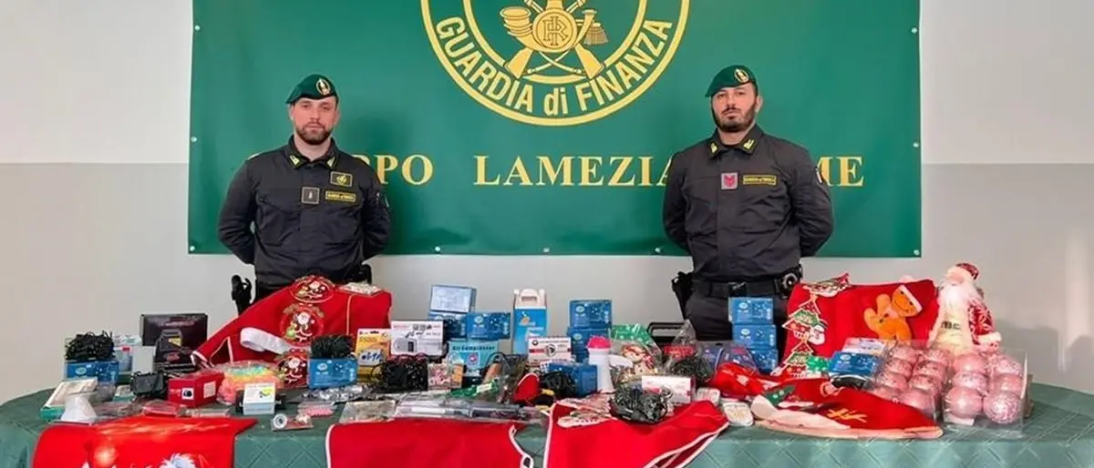 Lamezia, sequestrati addobbi natalizi e articoli per la casa non sicuri per oltre 200mila euro