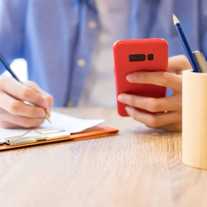 Scuola, stop ai cellulari in classe: «Elemento di distrazione e mancanza di rispetto verso i docenti»