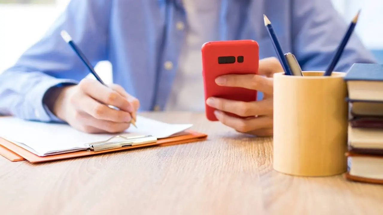 Scuola, stop ai cellulari in classe: «Elemento di distrazione e mancanza di rispetto verso i docenti»