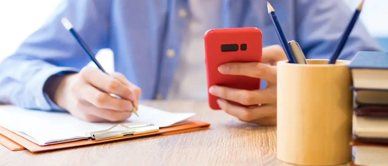 Scuola, stop ai cellulari in classe: «Elemento di distrazione e mancanza di rispetto verso i docenti»