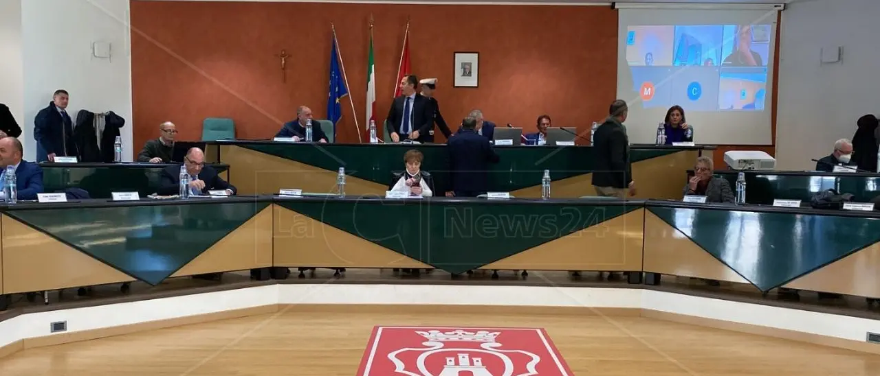 L’opposizione chiede lo scioglimento ma si fa fregare dalla maggioranza: nessuno parla, seduta archiviata