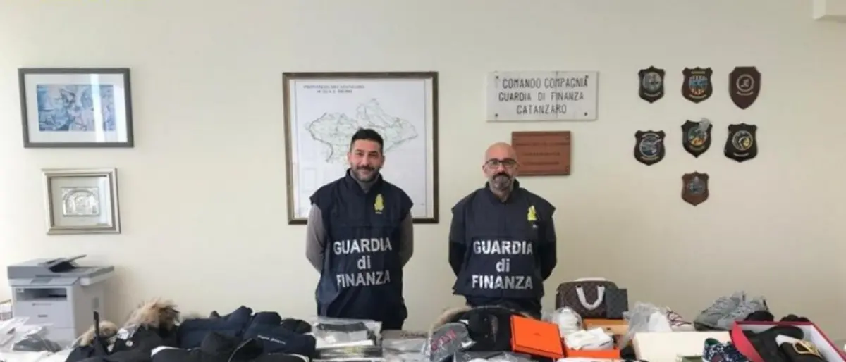 Vendeva sui social abbigliamento di marca contraffatto, denunciato 37enne catanzarese