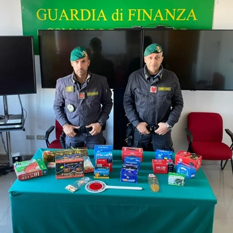 Sequestrati oltre 390mila addobbi natalizi e centinaia di capi contraffatti