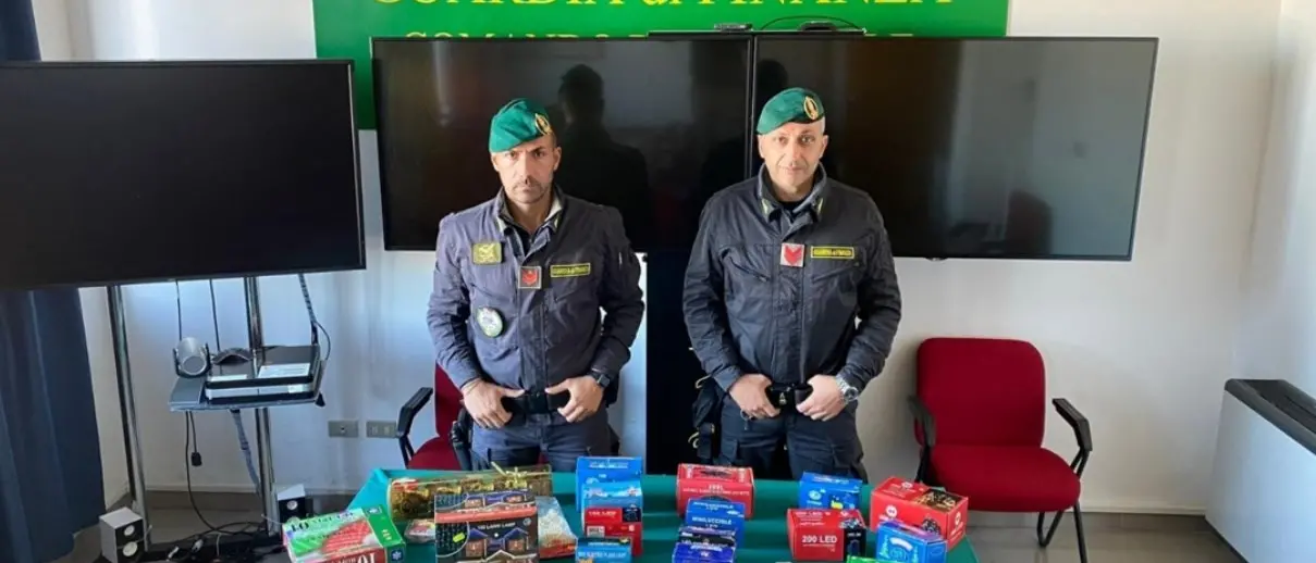 Sequestrati oltre 390mila addobbi natalizi e centinaia di capi contraffatti