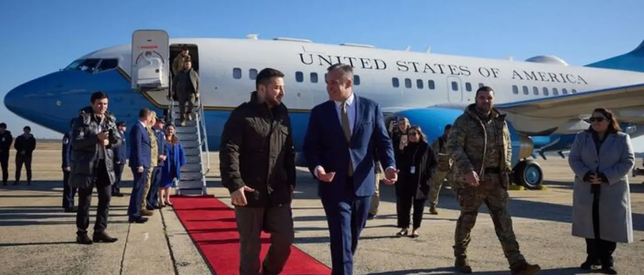 Zelensky atterra negli Usa: «Qui per ringraziare il popolo americano». Biden: «Sono entusiasta di averti qui»