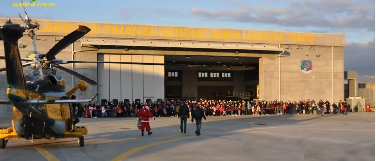 A Catanzaro va in scena la seconda edizione del Natale del Finanziere, distribuiti ai bambini doni e caramelle