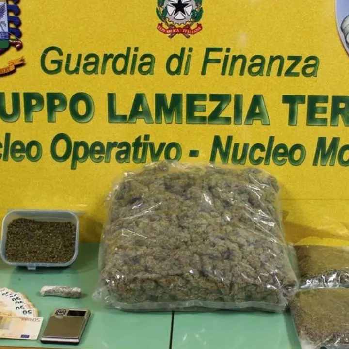 Spaccio di droga, sorpreso con 1,5 chili di marijuana: la finanza arresta 38enne di Lamezia Terme
