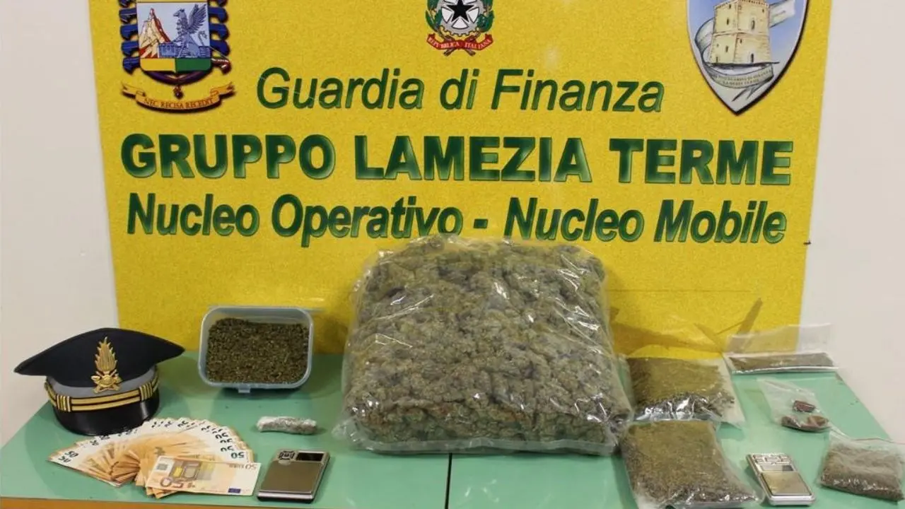 Spaccio di droga, sorpreso con 1,5 chili di marijuana: la finanza arresta 38enne di Lamezia Terme