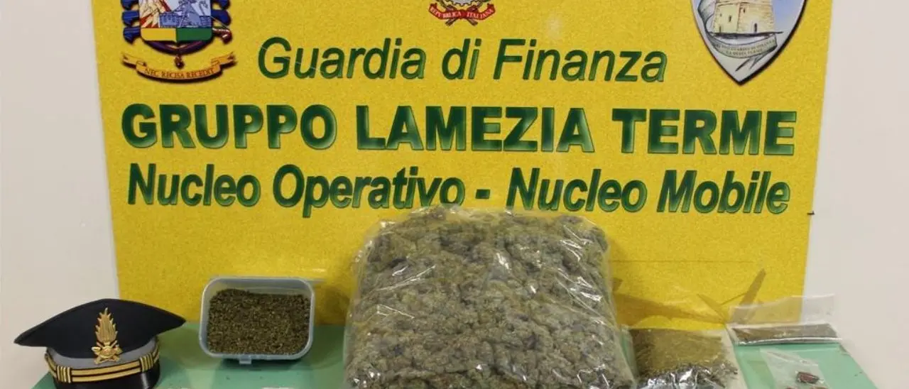 Spaccio di droga, sorpreso con 1,5 chili di marijuana: la finanza arresta 38enne di Lamezia Terme
