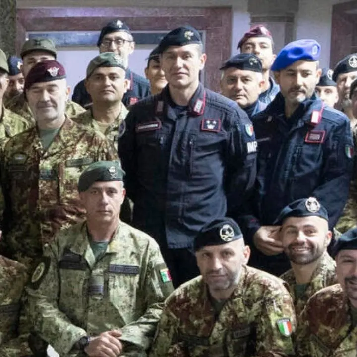 La premier Meloni a Baghdad dai militari italiani: «Lieta di essere qui. L’Iraq è un Paese amico»