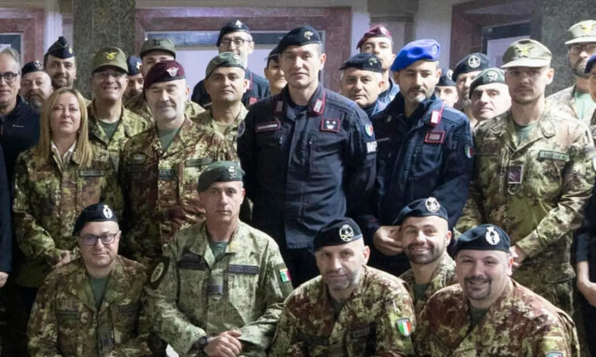 La premier Meloni a Baghdad dai militari italiani: «Lieta di essere qui. L’Iraq è un Paese amico»