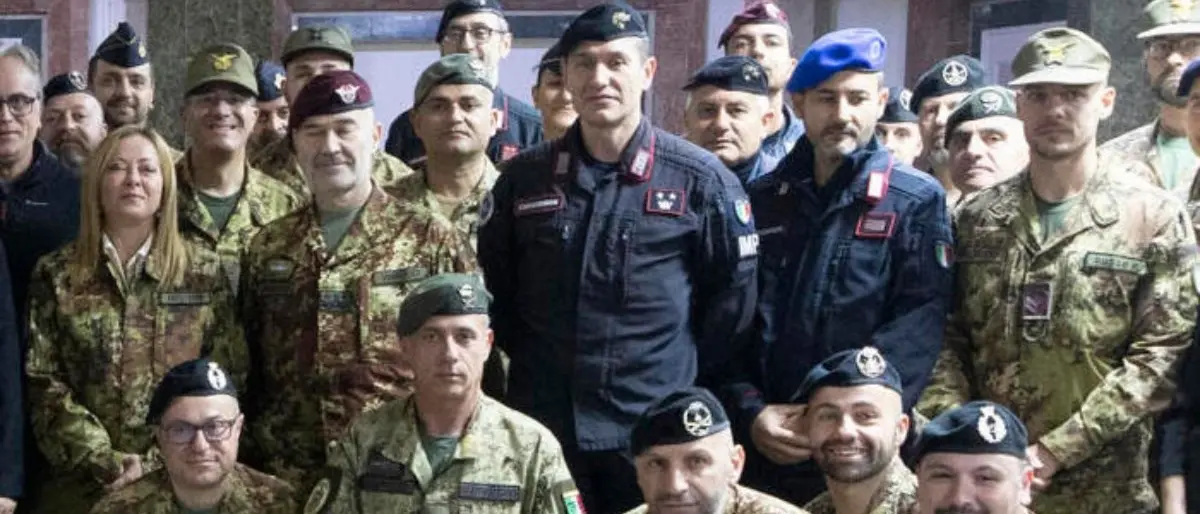 La premier Meloni a Baghdad dai militari italiani: «Lieta di essere qui. L’Iraq è un Paese amico»