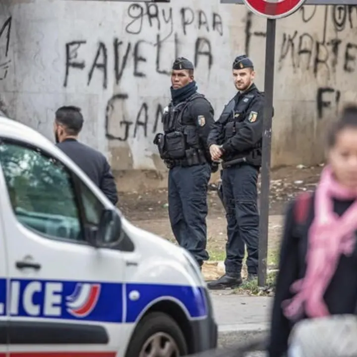 Terrore in Francia, colpi d’arma da fuoco esplosi nel centro di Parigi: diversi feriti, un uomo fermato