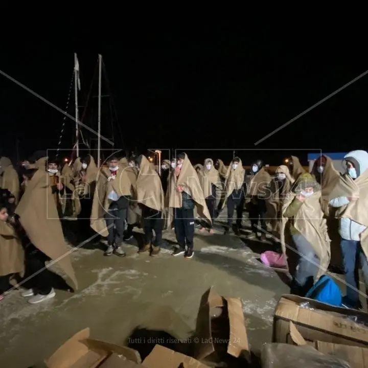 Scafisti reclutati in Asia e addestrati in Turchia, così funziona la rotta della disperazione che porta in Calabria