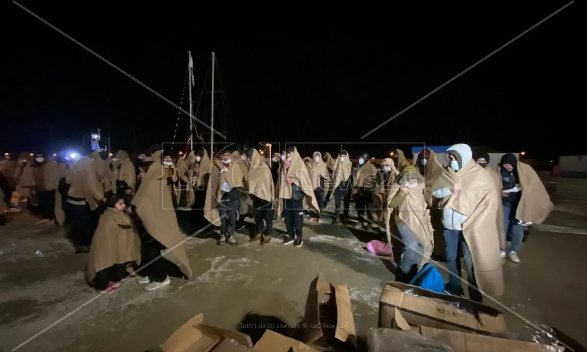 Scafisti reclutati in Asia e addestrati in Turchia, così funziona la rotta della disperazione che porta in Calabria