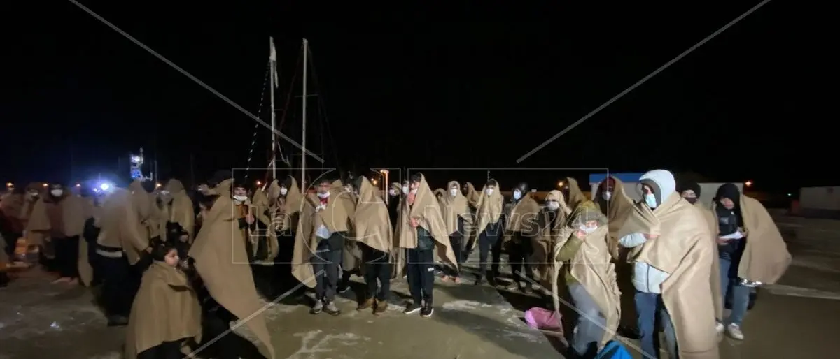 Scafisti reclutati in Asia e addestrati in Turchia, così funziona la rotta della disperazione che porta in Calabria