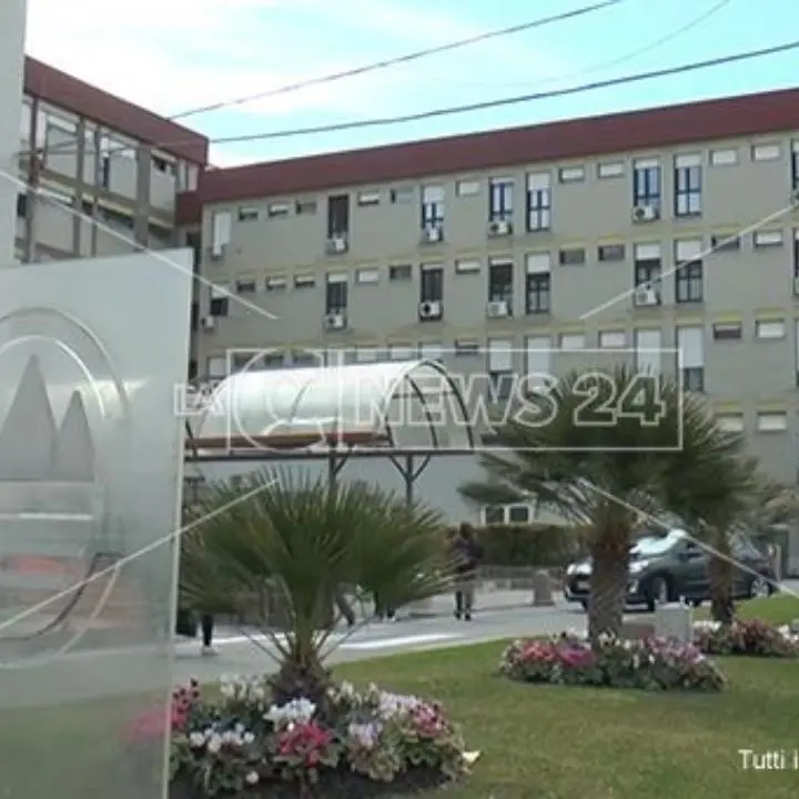 Per anni incassa lo stipendio senza lavorare, licenziato fa causa all’ospedale di Catanzaro e... perde