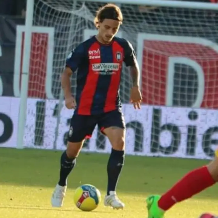 Il Crotone chiude il 2022 con una vittoria allo Scida, Messina battuto 1-0