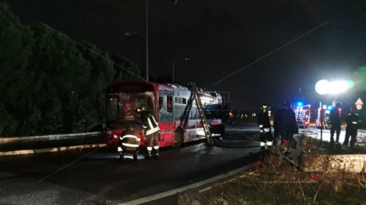 Autobus in fiamme a Rende, illeso il conducente