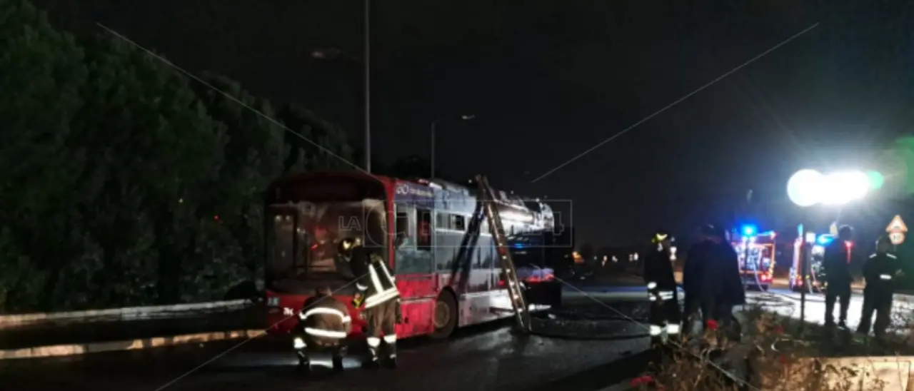 Autobus in fiamme a Rende, illeso il conducente