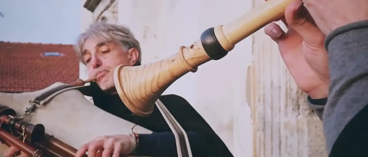 Il suono magico delle zampogne, la tradizione centenaria tramandata di padre in figlio