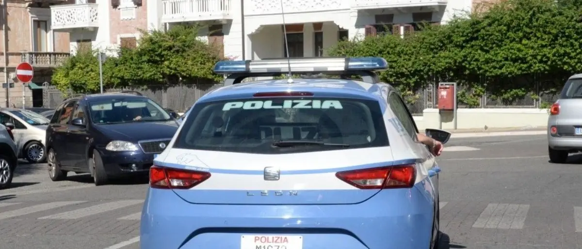 Reggio, insegue ex moglie e figli in auto con un coltello a bordo nonostante divieto di avvicinamento: arrestato