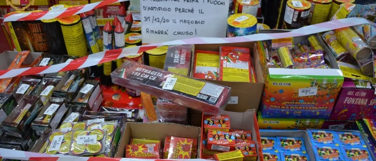 Sequestrati 10mila botti a Reggio, erano custoditi in un negozio senza rispettare norme di sicurezza: denunciato titolare