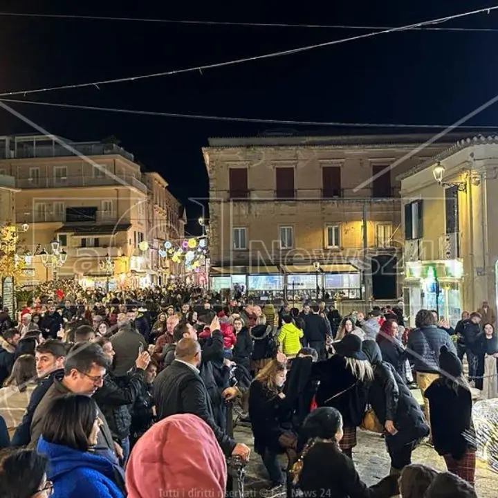 La voglia di Natale travolge Tropea: migliaia di visitatori da tutta la regione, pieni anche hotel e villaggi