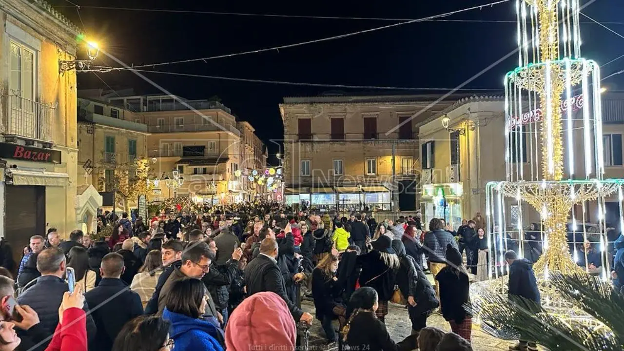 La voglia di Natale travolge Tropea: migliaia di visitatori da tutta la regione, pieni anche hotel e villaggi