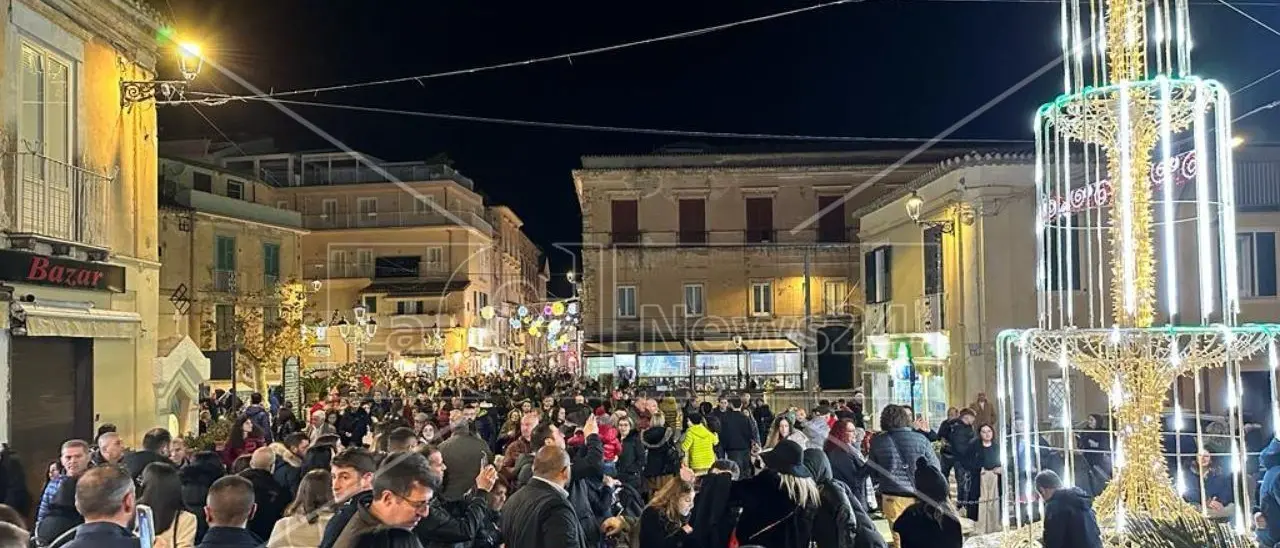 La voglia di Natale travolge Tropea: migliaia di visitatori da tutta la regione, pieni anche hotel e villaggi