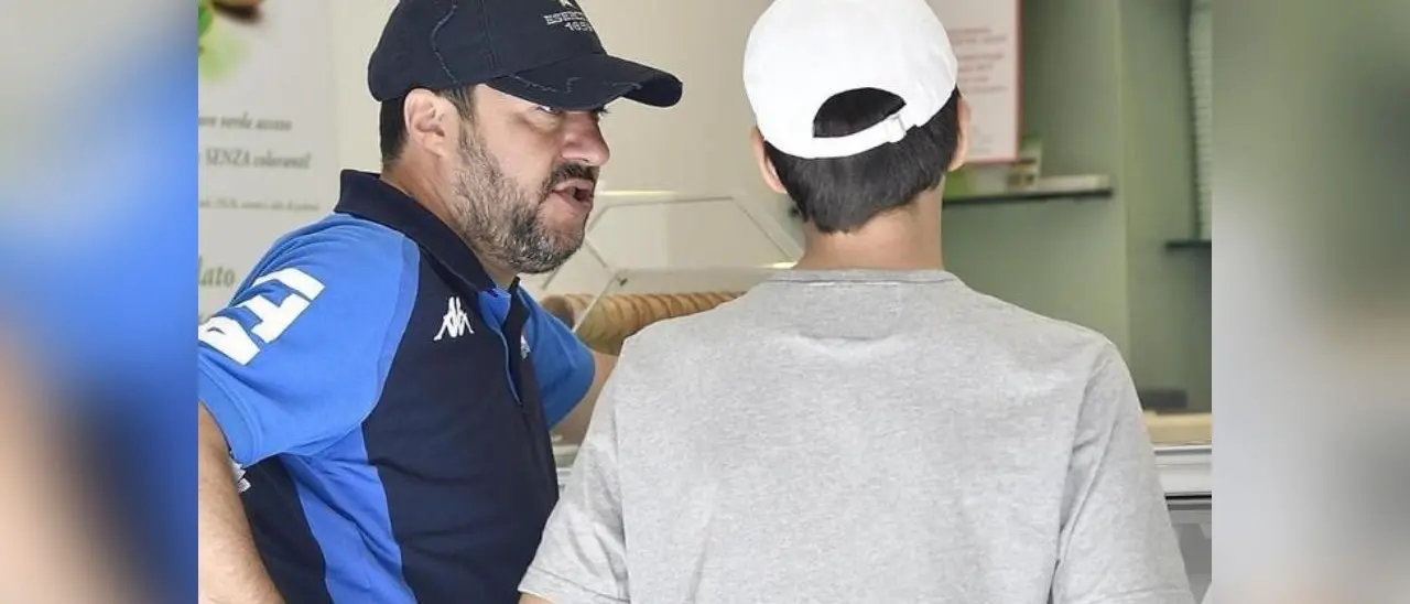 Minacciato con un coccio di bottiglia e rapinato il figlio di Salvini: «Purtroppo capita a tanti»