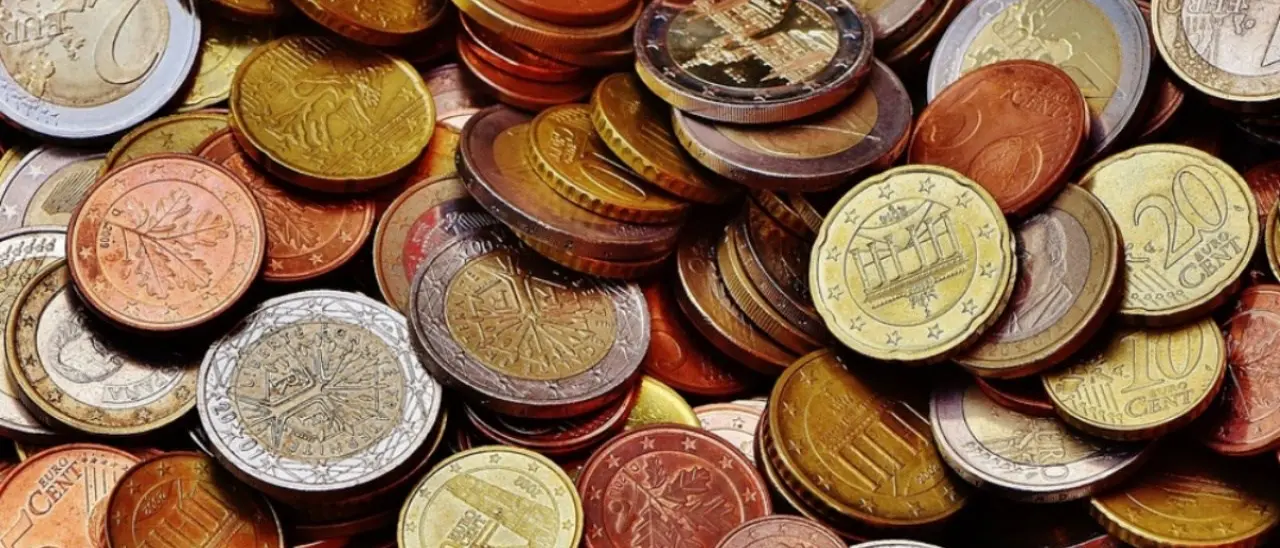 Tappi di carta nelle casse automatiche per rubare le monete: denunciato 48enne