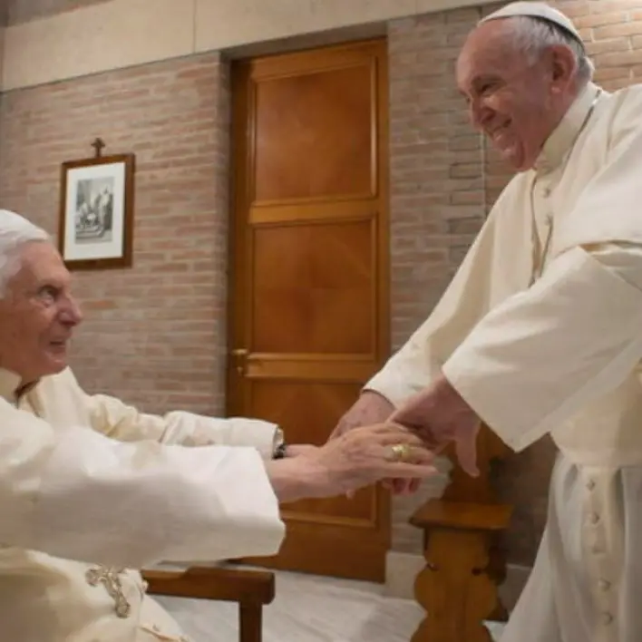 Benedetto XVI «è molto malato»: papa Francesco chiede ai fedeli di pregare