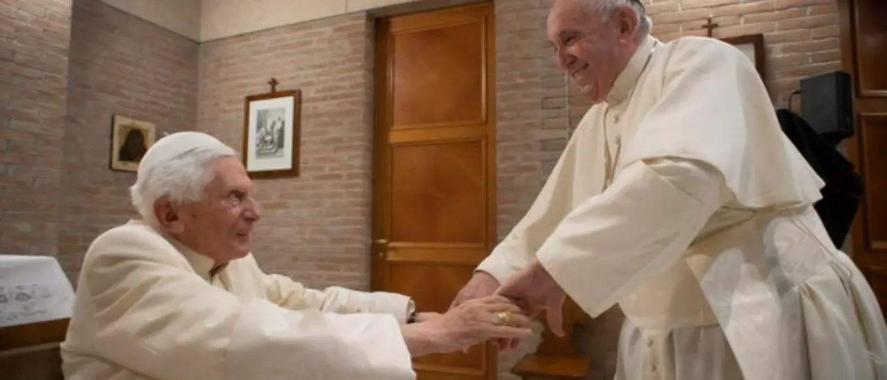 Benedetto XVI «è molto malato»: papa Francesco chiede ai fedeli di pregare