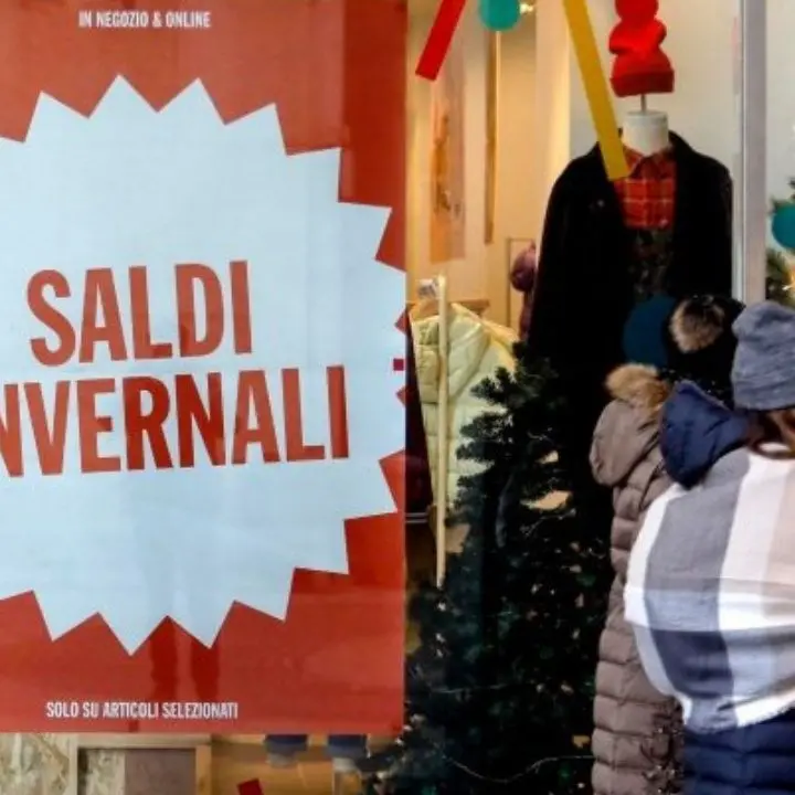 Consumi di Natale, caldo e costo della vita portano al calo del 15% degli acquisti: i calabresi attendono i saldi