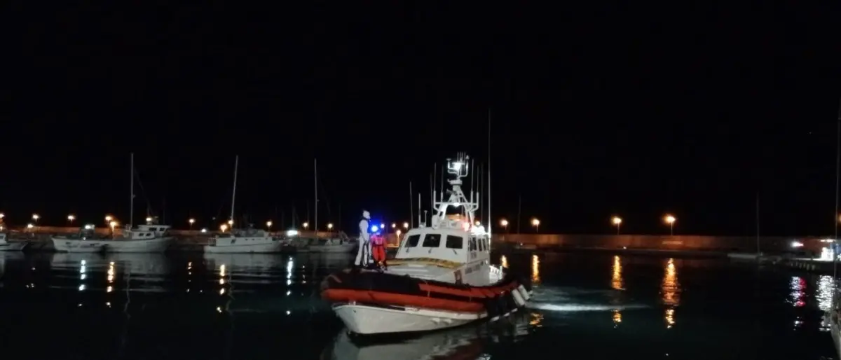 Migranti, ancora arrivi nella Locride: 53 persone sbarcate al porto di Roccella Jonica
