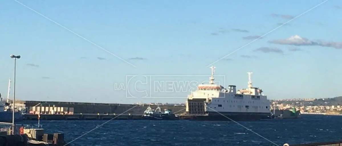 Reggio Calabria, rinvenuto cadavere nelle acque del porto: sul posto la polizia scientifica e il pm