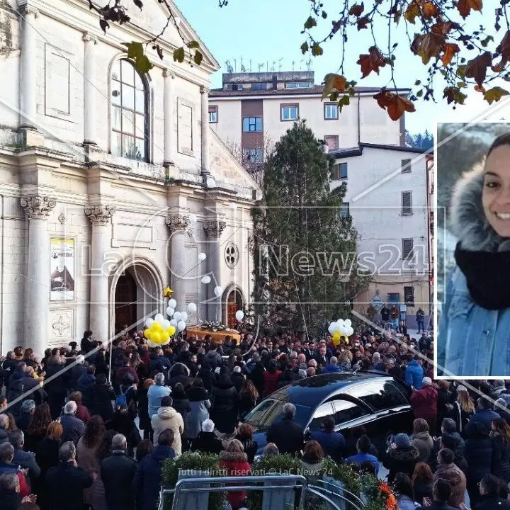 Muore a 27 anni dopo aver dato alla luce il suo bimbo, il dolore di Acri al funerale di Elena