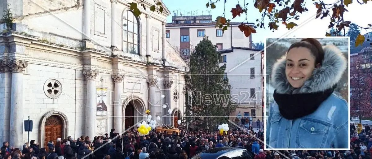 Muore a 27 anni dopo aver dato alla luce il suo bimbo, il dolore di Acri al funerale di Elena