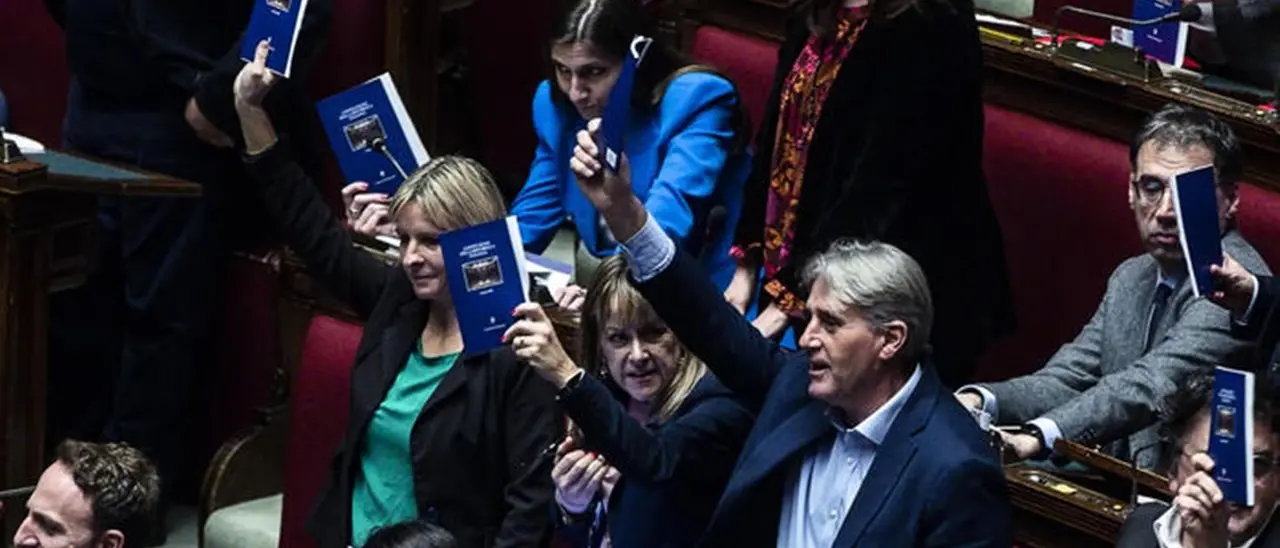 Decreto rave è legge, dal reintegro dei medici no vax allo stop al tampone per fine isolamento: cosa prevede