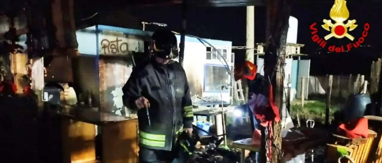 Lamezia, in fiamme una baracca in legno: sul posto i vigili del fuoco