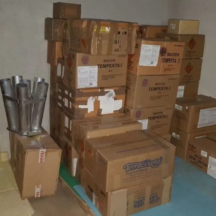 Crotone, la polizia sequestra 63 chili di fuochi d’artificio illegali e denuncia una donna