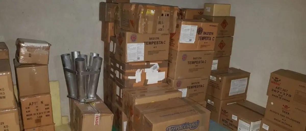 Crotone, la polizia sequestra 63 chili di fuochi d’artificio illegali e denuncia una donna