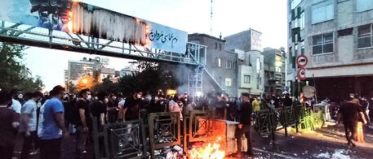 Iran, continuano le proteste contro il regime di Teheran: ucciso un manifestante 22enne