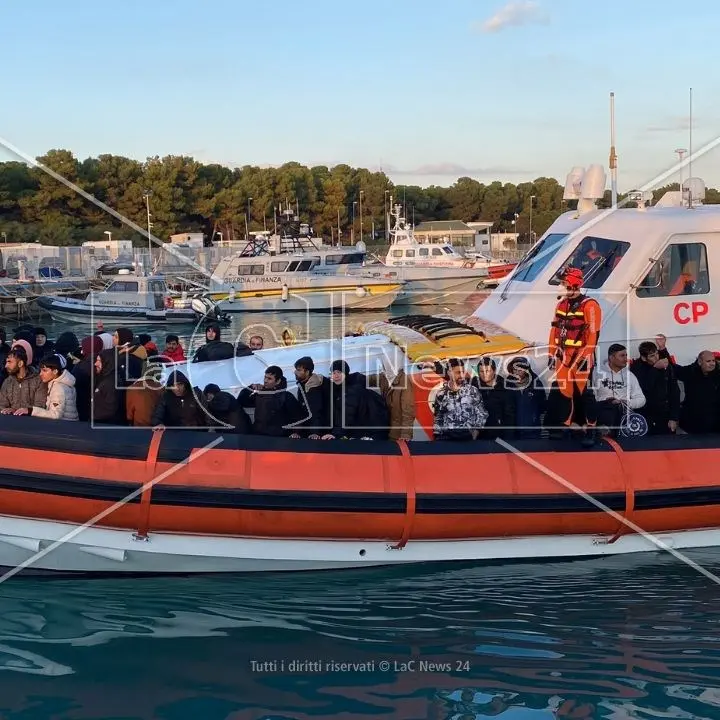 Migranti, ancora uno sbarco di fine anno nella Locride: 89 persone arrivate al porto di Roccella Jonica