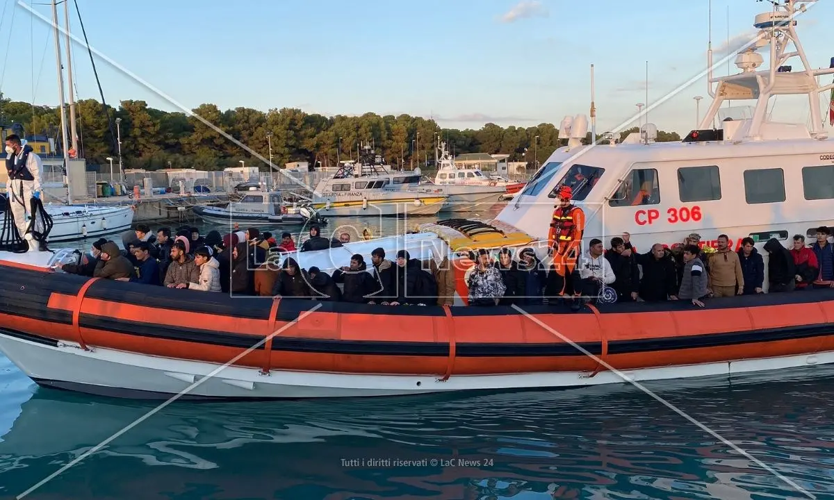 Migranti, ancora uno sbarco di fine anno nella Locride: 89 persone arrivate al porto di Roccella Jonica