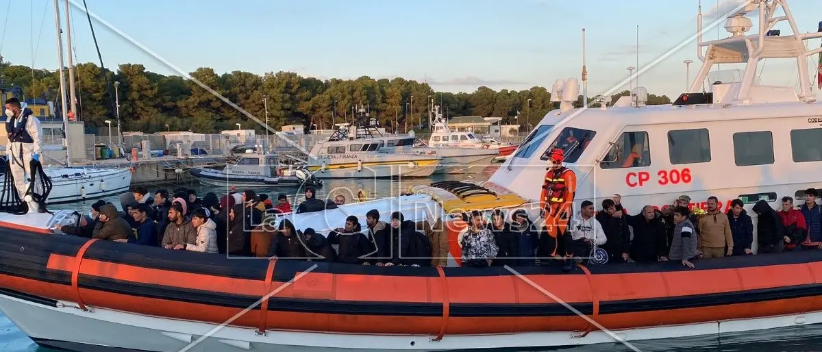 Migranti, ancora uno sbarco di fine anno nella Locride: 89 persone arrivate al porto di Roccella Jonica