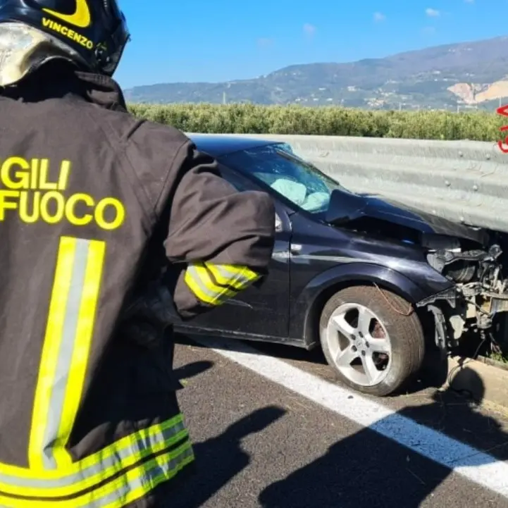 Auto perde il controllo e finisce contro il guardrail nei pressi dell’uscita di Lamezia