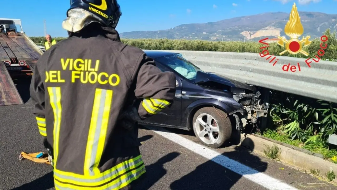 Auto perde il controllo e finisce contro il guardrail nei pressi dell’uscita di Lamezia